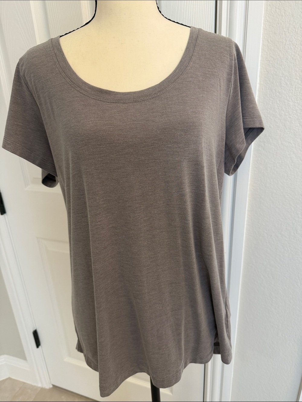 Athleta Scoop Neck Short Sleeve Tee in Taupe Gray